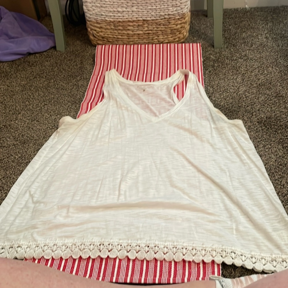 Lily Pulitzer size Large V neck tank top gently worn with cute bottom.